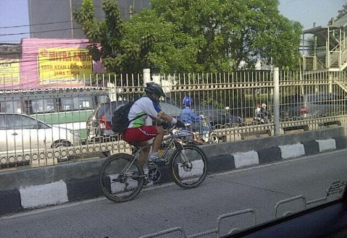 &#91;FOTO-FOTO&#93; INI DIA &quot;TERSANGKA&quot; YANG MASUK JALUR BUS WAY.