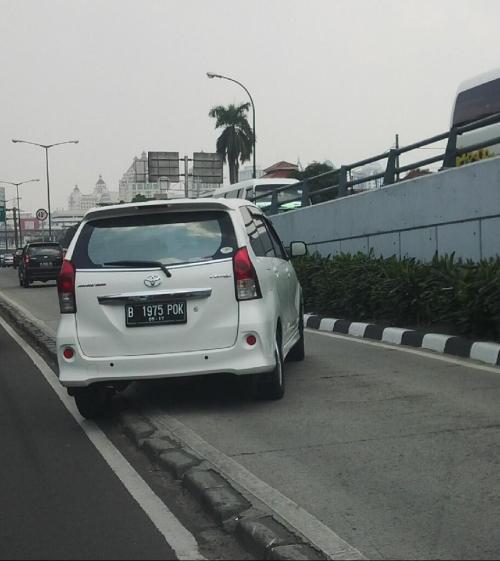 Lihat Penerobos Jalur Busway, Potret dan Laporkan ke Polisi