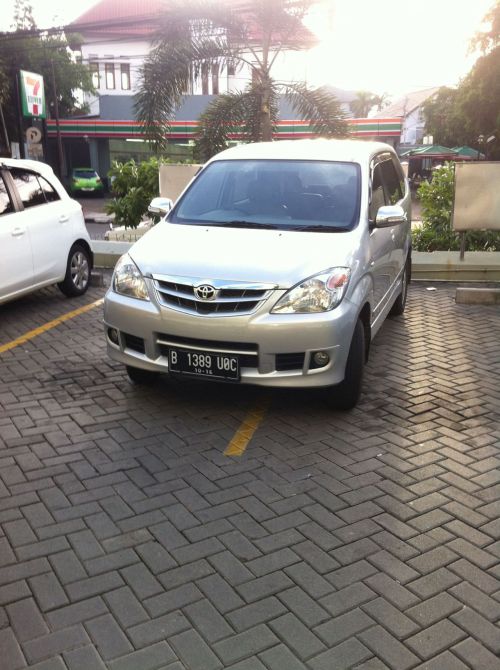 Mobil ini Ketangkap Basah di Parkiran