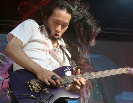 Gitarist Dengan Gaya Yang Sangat Aneh