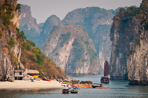 Melihat Indahnya Ha Long Bay