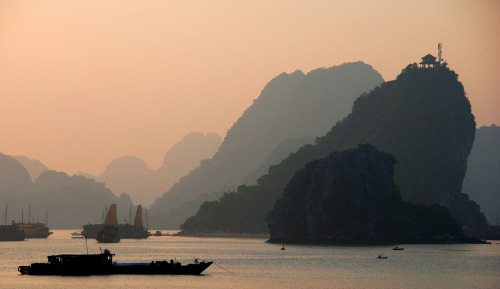 Melihat Indahnya Ha Long Bay