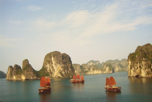 Melihat Indahnya Ha Long Bay