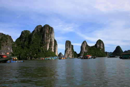 Melihat Indahnya Ha Long Bay