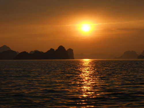 Melihat Indahnya Ha Long Bay