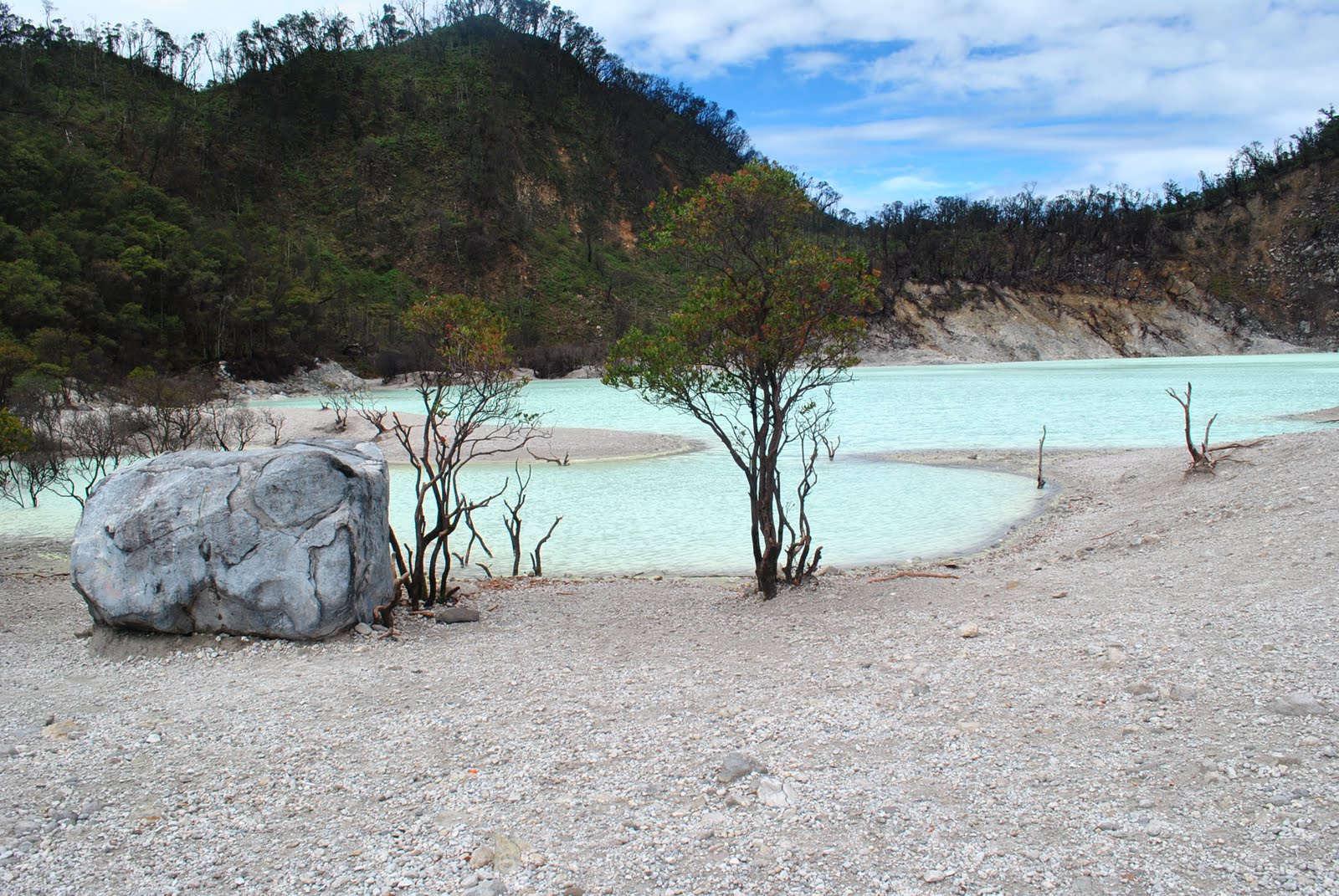 5 Daftar Kawah Gunung di Indonesia yang Eksotik 