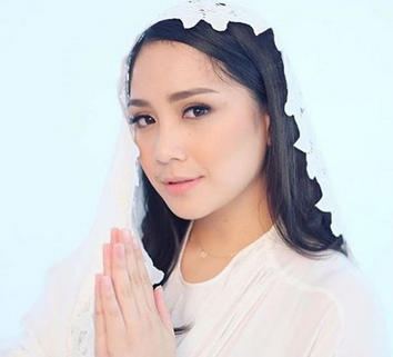9 Artis Ini Tetap Cantik Dan Menawan Meski Hidungnya Pesek 