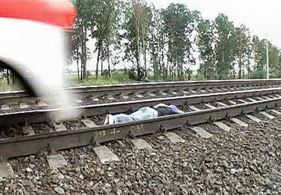 Foto Paling Nekat Gadis Tidur di Bawah Kereta Api yang Melaju Cepat