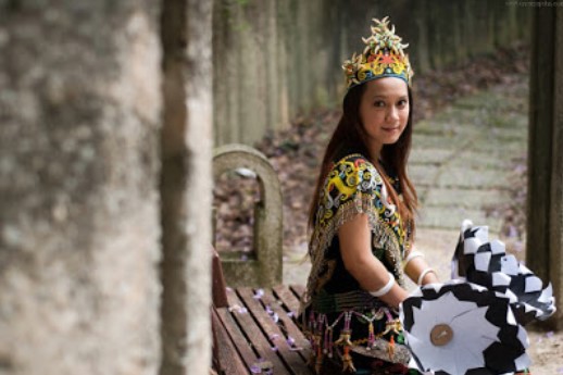 6 Foto Ini Buktikan Kalau Wanita Suku Dayak Memiliki Kecantikan Yang Alami