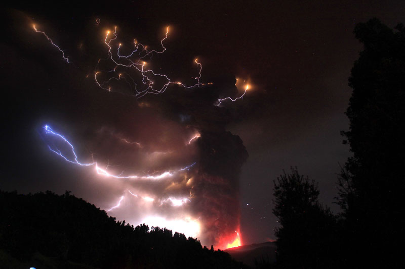 Volcanic Lightning, fenomena petir di atas letusan gunung berapi :cool