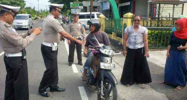 Cakep ! Kenakan Helm untuk Beruk, Pengemudi di Pasaman Ini Bikin Polisi Bangga