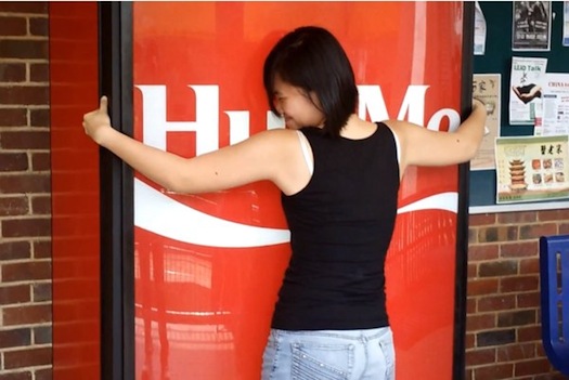Peluk dan Dapatkan Coca-Cola Gratis..