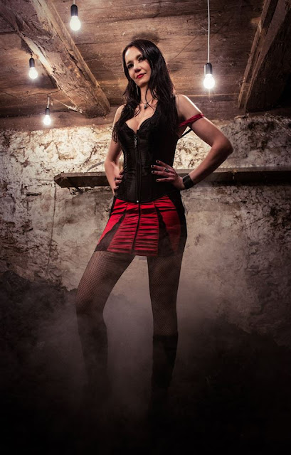&#91;Pict&#93; Bassist Metal Cewek asal Austria, Carmen Mayer
