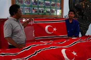 Terima Order Pembuatan Bendera Gam, Warga Bener Wiradesa Di Bekuk