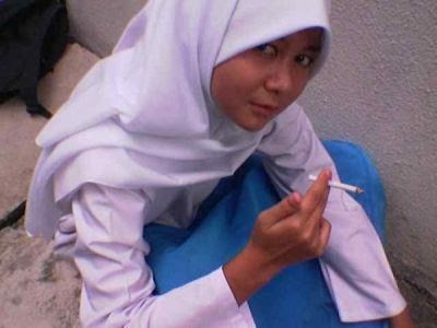 Apa tanggapan agan klo liat cewek Smu merokok.????