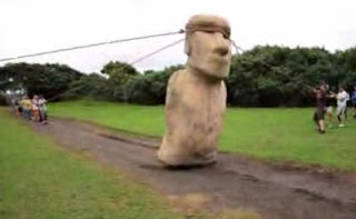 Teori: Penduduk Easter Island memindahkan patung Moai dengan cara membuatnya berjalan
