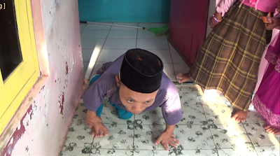 Ustad Ini Berjalan Merangkak Untuk Beri Pelajaran Baca Al Quran Pada Anak-anak