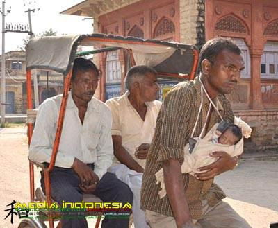 Bablu Jatav, Tukang Becak yang menggendong anaknya saat bekerja