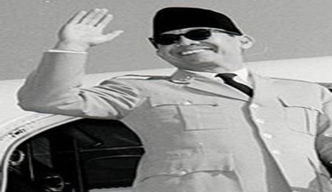 FAKTA MENARIK DIBALIK KACAMATA HITAM BUNG KARNO