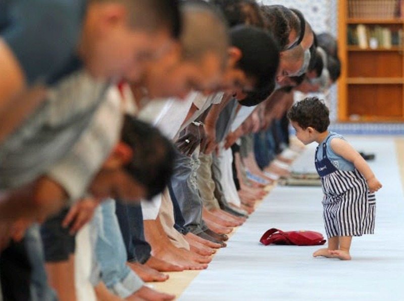 kenalkan-anak-kita-dengan-masjid-ajak-mereka-untuk-sholat-di-masjid