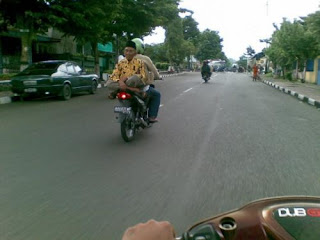 [Joke] Kelakuan Gila pengendara motor ini bikin nyeleneh / ngeselin gan!!