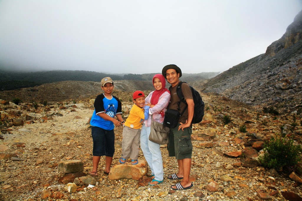 Hiking Ceria Bersama Keluarga ke Gunung Papandayan