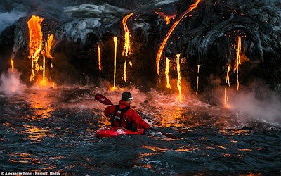 mendayung-perahu-di-antara-lelehan-lava