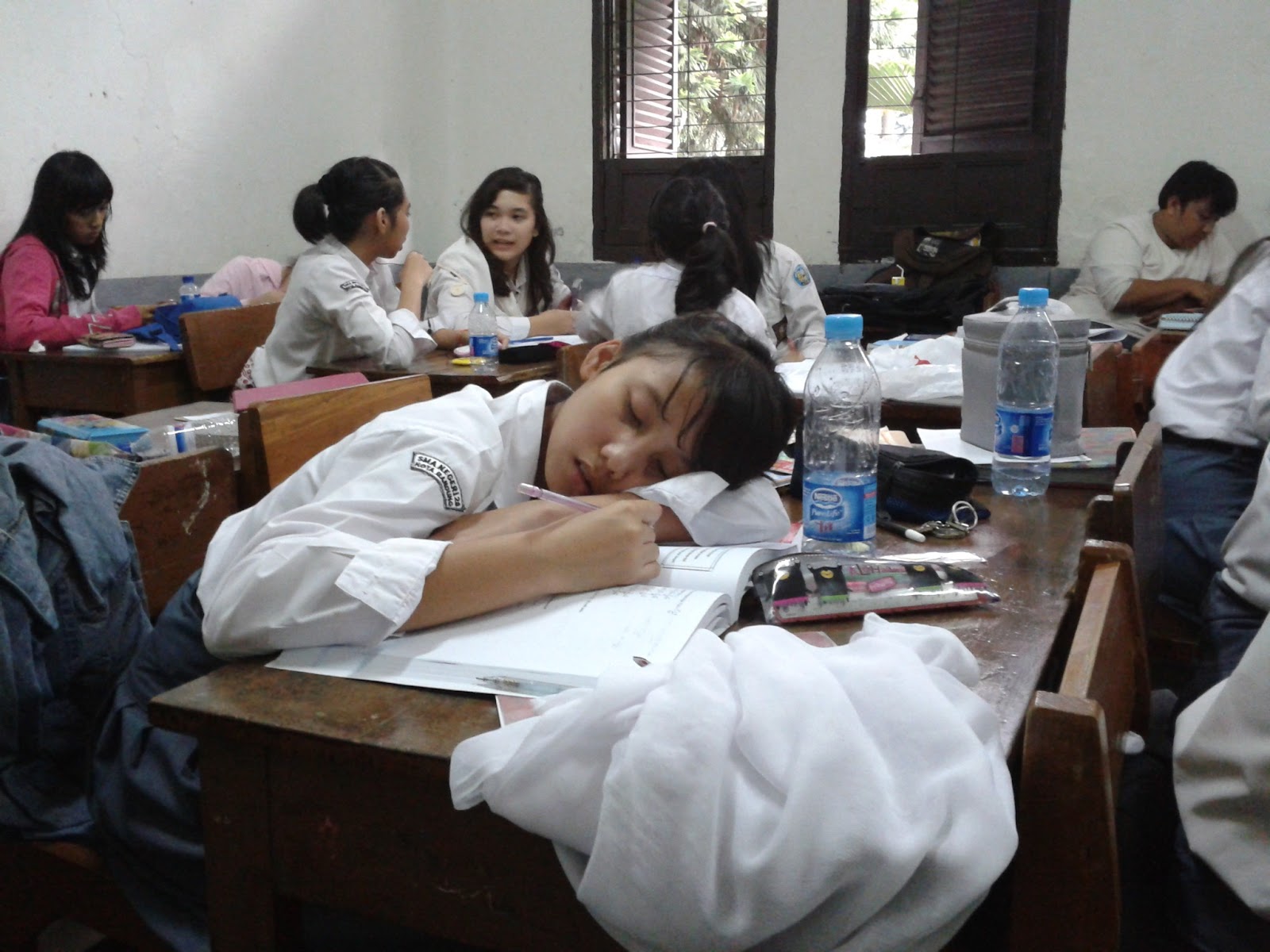 7 Penyebab Orang Tidur Di Kelas &#91;siap2 bantal buat IGO om&#93;