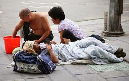 Menangis Saat Mengemis, Ternyata Makan Malamnya di Hotel Bintang Lima