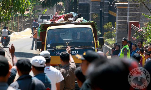 Truk Sampah di Blokir Warga Cileungsi, Ahok Bilang Sampah Taroh aja di Monas