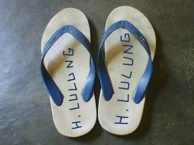 Tiru 9 Trik Ala 'James Bond' Ini Buat Menyelamatkan Sandal Saat Jumatan