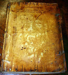 Sampul Buku dari kulit manusia