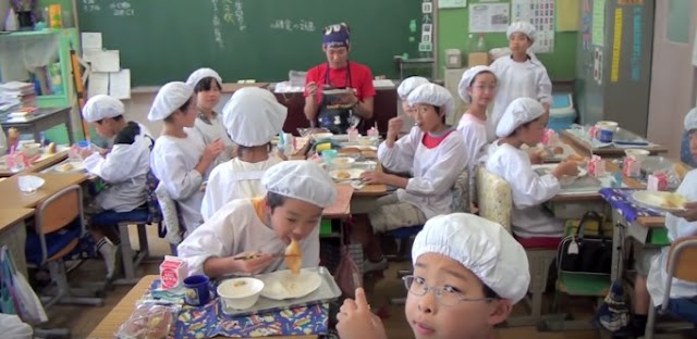 Makan Siang Anak SD di Jepang