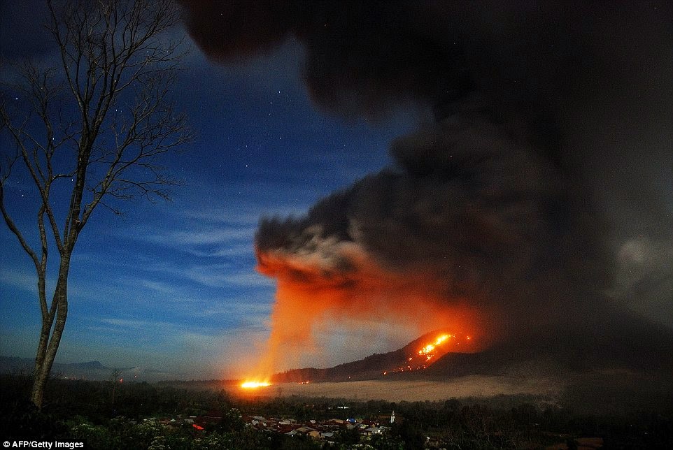 Foto-Foto Dahsyatnya Letusan Erupsi Gunung Sinabung