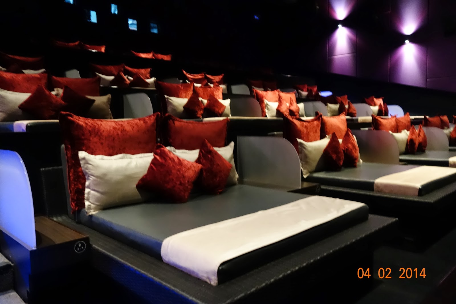 Кинотеатр с диванами для двоих. Кинотеатр Blitz Megaplex в Джакарте, Индонезия. Кинотеатр с диванами. Зал с диванами в кинотеатре. Кинотеатр с диванами в Москве.