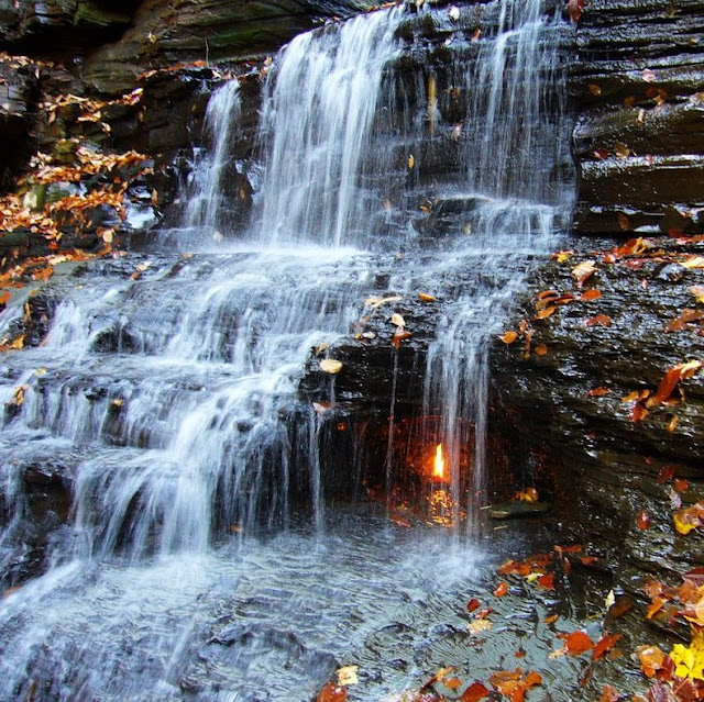 WOW...Api abadi ini Menyala dalam Air Terjun 