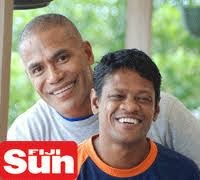 Pria yang dibesarkan oleh ayam