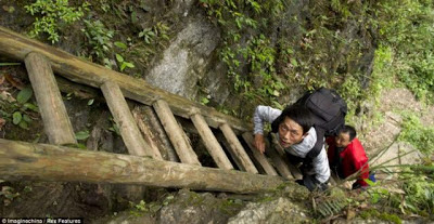 Ekstrim! Naik Turun Tebing Demi Bisa Sekolah