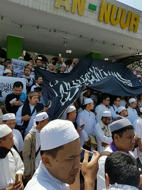 Larangan Polisi Tak Digubris, Bendera Tauhid Dikibarkan Di Panggung Aksi di Magelang