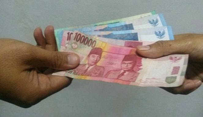 Anak Miskin Penjual Koran Yang Selalu Berbagi Pada Sesama