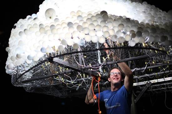 Awan Yang Dibentuk Dari 6000 Lampu (INDAHNYA.. :)