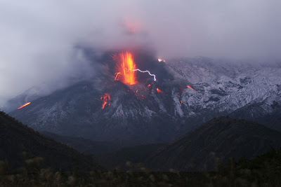 Volcanic Lightning, fenomena petir di atas letusan gunung berapi :cool