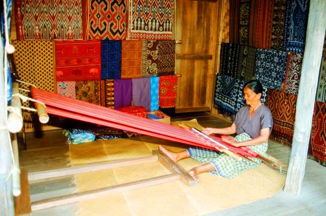 Cintailah Tenun Toraja sebelum Punah