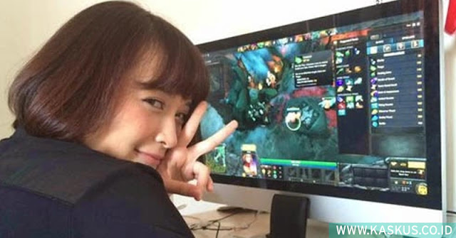 Ini Gan Artis Wanita Yang Suka Bermain Game Online - BagudungCom