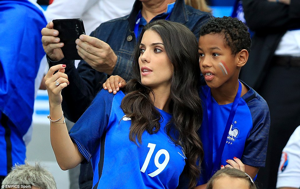 Pantes Semangat Banget, WAGs Pemain Prancis Kayak Gini Gan !