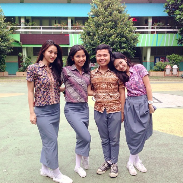Bray gue ngefans banget sama rok ketatnya mbak ini, bikin cenat-cenut