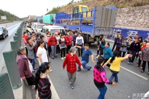 Unik, Di Tiongkok Kalo Macet Ini Nih yang Dilakukan!