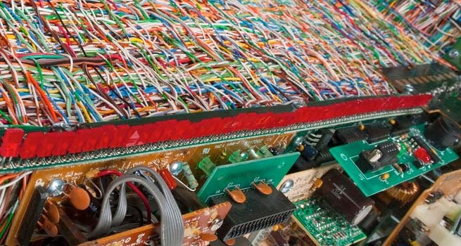 Desainer Buat Barang-2 Furnitur dari Komponen Elektronik Bekas