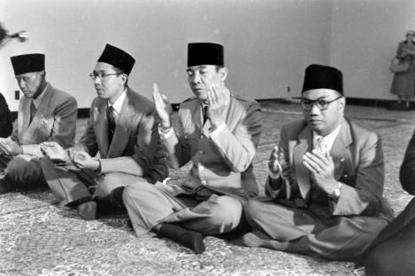 Foto Saat Presiden Soekarno Sholat Di Amerika