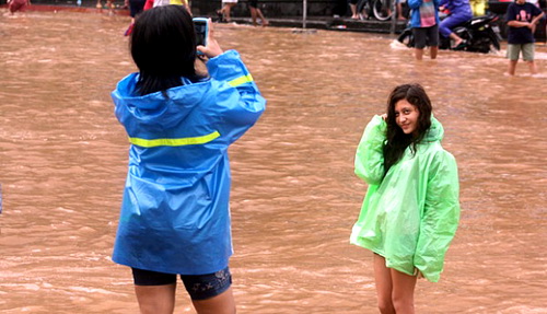 10 Aktifitas Yang Bikin Happy Saat Banjir Melanda Bray!